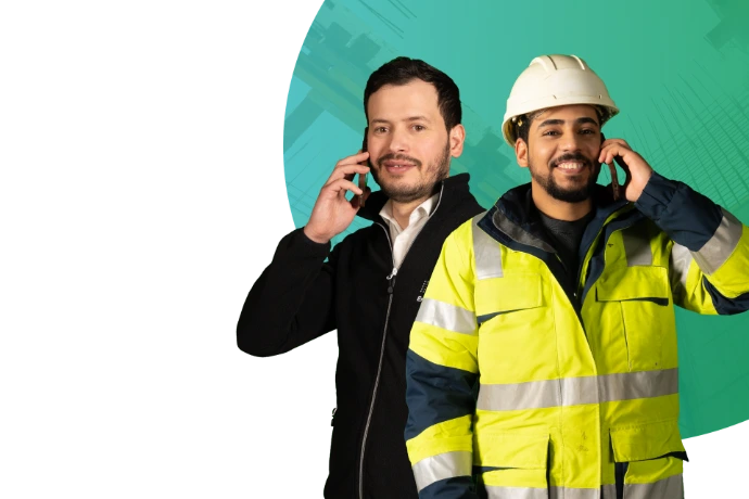 Man in professionele kleding en bouwvakker in reflecterend vest en helm